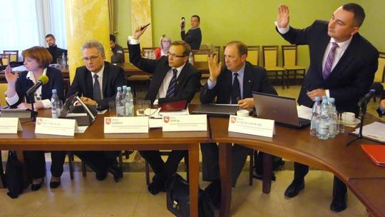 Radni nie chcieli obniżyć pensji Andrzejowi Pruszkowskiemu