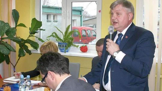 Radni nie umieją ustalić nowej pensji, a wójt nadal dobrze zarabia