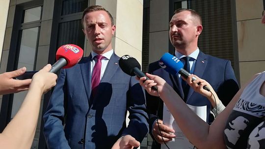 Radni PiS: Czy urzędników marszałka zmuszono do udziału w pikiecie politycznej?