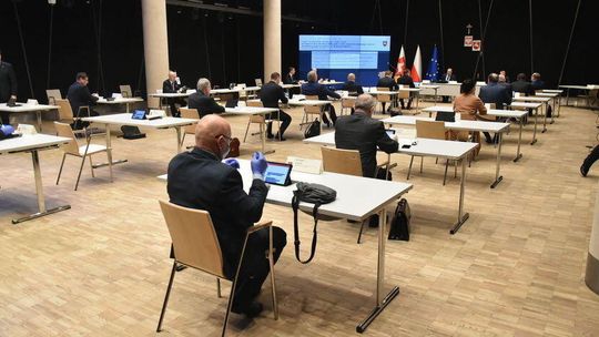 Radni PSL chcą poznać nazwisko osoby sowicie nagrodzonej przez marszałka Stawiarskiego. Chcą pogratulować urzędnikowi