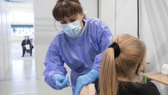 Radni uchwalili obowiązkowe szczepienie przeciwko COVID-19. Pojawiły się groźby