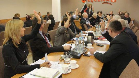 Radni z Łęcznej obronili swoje diety (wideo)