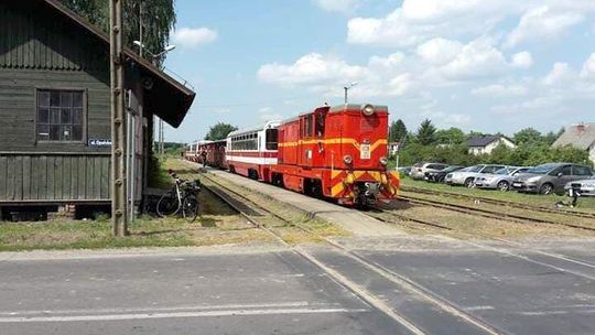 Radni zgodzili się na sprzedaż działki obok stacji Nadwiślańskiej Kolejki Wąskotorowej. Mieszkańcy protestują