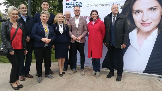 Radni związani z PO murem za Joanną Muchą
