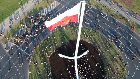 Radny chciał dodatkowego oświetlenia Masztu Niepodległości. Dostał odpowiedź