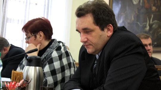 Radny Kimak ma pomysł na biznes: zarabiać na flakach i cebularzach