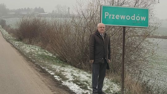 Radny Lublina pozuje przy leju po rakiecie. Ktoś nie wytrzymał i wygarnął prosto w twarz