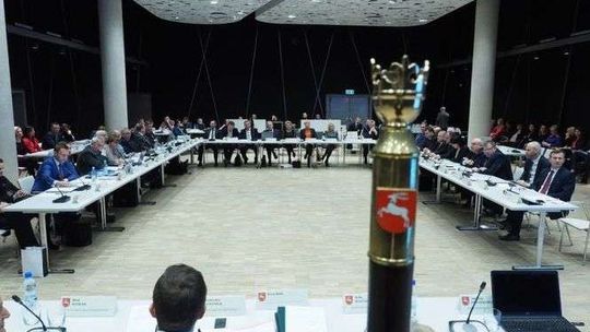 Radny odchodzi z PSL. Partia: "wyrażamy głęboką ulgę". Co na to PiS?