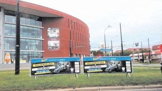 Radny PiS broni płotków z reklamami. Miasto: Na taką formę promocji już się nie zgodzimy