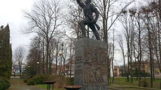 Radny PiS chce poświęcenia pomnika partyzanta. Prawdopodobnie sowieckiego