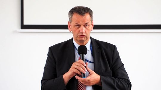 Radny PiS przez dwa lata pobierał dietę, chociaż wojewoda nakazał wygaszenie jego mandatu 