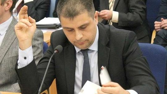 Radny pozwany przez wiceprezydent Puław. Co z jego mandatem?