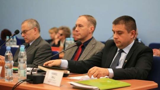 Radny skarcony przez kolegów. "Nadużywa funkcji do promowania swojej osoby"
