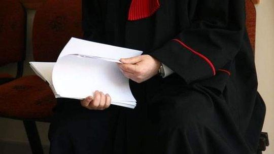 Radny z zarzutami groził dziennikarzowi. Obiecał, że złoży mandat i tego nie zrobił