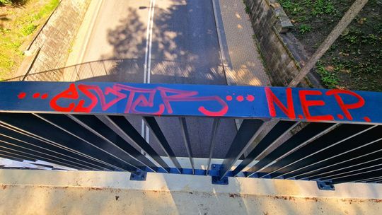 "Radosna twórczość" oszpeciła kładkę. Nie na długo