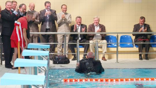 Radzyń Podlaski: burmistrz zanurkował w garniturze