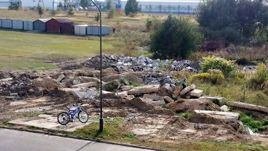 Radzyń Podlaski: dzieci bawią się gruzowisku