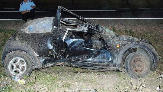 Radzyń Podlaski: Ford uderzył w drzewo. Kierowca jest ranny