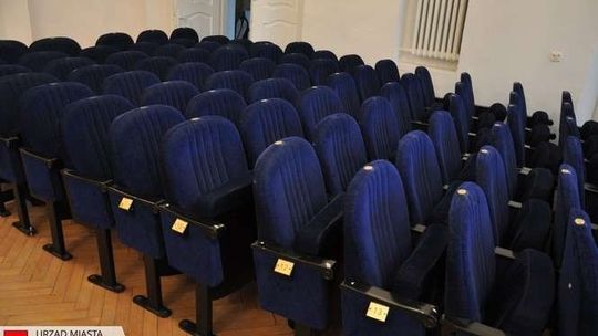 Radzyń Podlaski: Odnawiają salę kinową. Kupili fotele z Domu Chemika