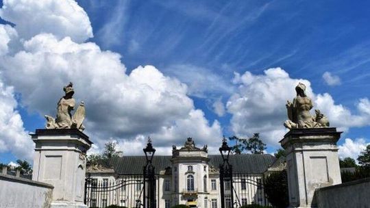 Radzyń Podlaski: Umowy podpisane na remont pałacu Potockich. "To jeden z najważniejszych dokumentów, jaki podpisywałem"
