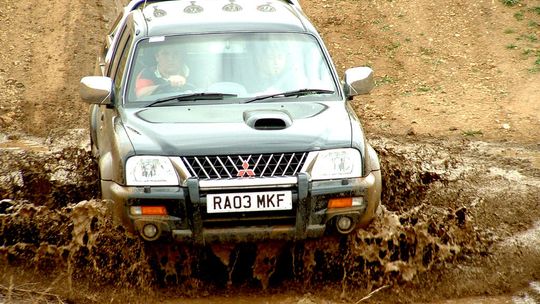 Rajd w Ciecierzynie: Terenówki w błocie