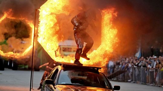 Rajmund przejeżdża przez ścianę ognia. Pokazy kaskaderskie w Lublinie [zdjęcia]