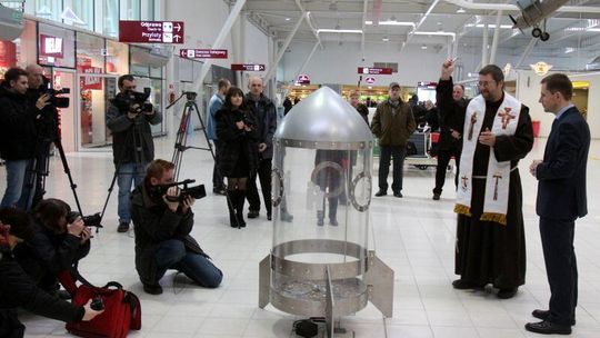 Rakieta na lotnisku Lublin czeka na pieniądze dla dzieci (zdjęcia, wideo)