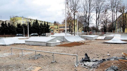 Rampy i grzybki, czyli nowy skatepark w Puławach coraz ładniejszy [zdjęcia]