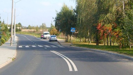 Ranni, uszkodzone latarnie i samochody. Na tej ulicy lepiej uważać