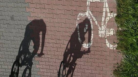 Ranny rowerzysta. Wypadek na ścieżce dla cyklistów