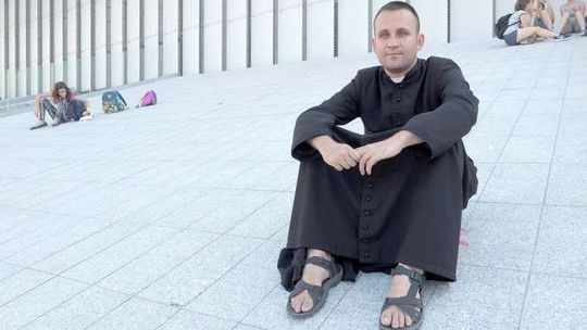 Raper w sutannie. "Do wielu moja muzyka dociera lepiej, niż suche kazanie"