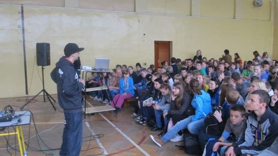 Raperzy i skazani przestrzegali młodzież przed życiowymi pułapkami