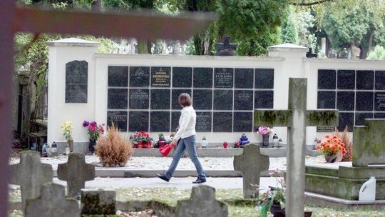 Raport: Kremacja zwłok, kolumbarium, koszty, stanowisko Kościoła