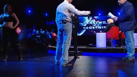 Rapował w programie na żywo. Były policjant nie wytrzymał [wideo]