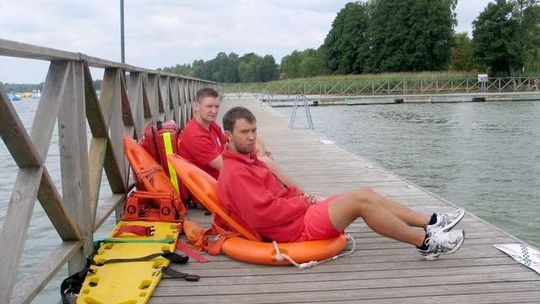 Ratownicy szukali go w wodzie. A topielec błąkał się po Okunince