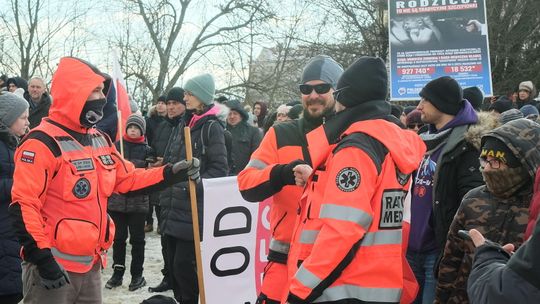 Ratownik medyczny zwolniony z pracy za udział w marszu antyszczepionkowców w Lublinie