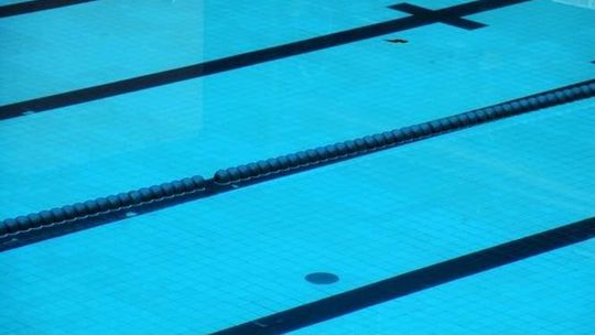 Ratownik prowadził prywatną szkółkę pływania w basenie liceum. Dyrektorka szkoły: Dość tego