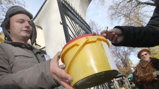 Ratują nagrobki na cmentarzach. Już ok. 100 tys. zł zebrane do puszek