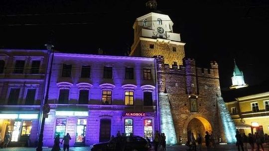 Ratusz i Brama Krakowska podświetlone na nowo. Pokaz iluminacji (zdjęcia)