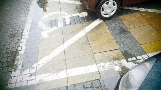 Ratusz nie chce malować parkingów na niebiesko. "To oszpeciłoby zabytkowe centrum"