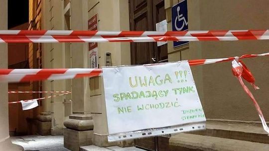 Ratusz się sypie. "Nie wchodzić"