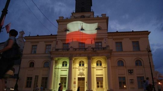 Ratusz w Lublinie na biało-czerwono (zdjęcia)