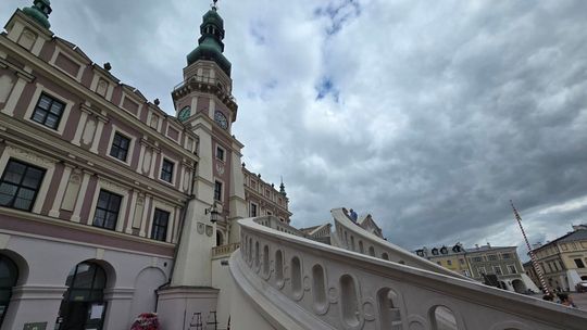 Ratuszowe schody po remoncie. „Bez zacieków, szarości i odpadającego tynku”