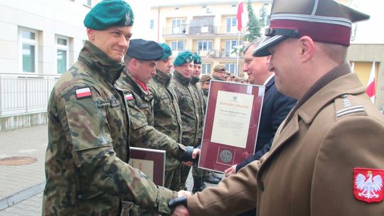 Raz w kitlu, raz w mundurze. Pracownicy Wojskowej Służby Zdrowia odznaczeni