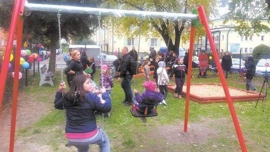 Razem z sąsiadami zbudowała plac zabaw. Już jest otwarty