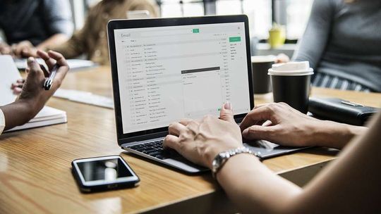 Razem zbiera podpisy. 35-godzinny tydzień pracy