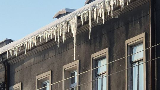 sople i śnieg na dachach - śmiertelne zagrożenie