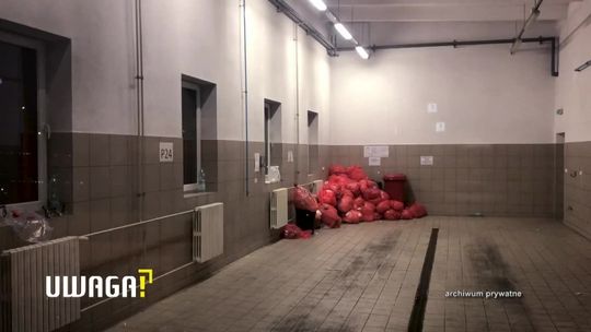 Realia pracy ratowników medycznych. Ze skażonych ubrań przebierają się w garażu