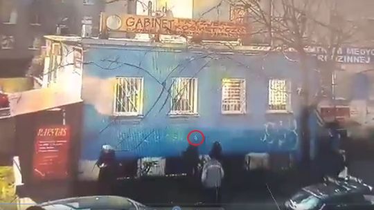 Recepta wyrzucana z okna przychodni leci pod nogi pacjenta. "Znajdą się tacy, którzy kopią w drzwi" [wideo]