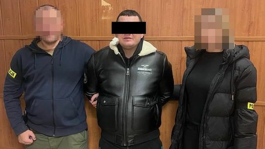 Recydywista wyrwał kobiecie torebkę na dworcu 